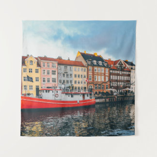 TAPIZ EDIFICIO DE CONCRETO ROJO Y BLANCO