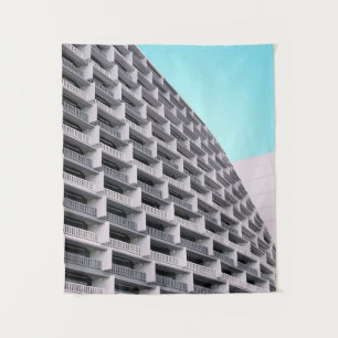 Tapiz Edificio de hormigón blanco con terrazas