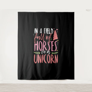 Tapiz El amante de los unicornios en un campo de caballo