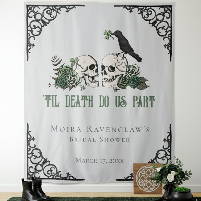 Tapiz El Sr. y la Sra. Skulls Green Rosas (Til Death Gray Photo Prop/Booth for Irish Gothic Wedding. Floral Skulls, Green Roses, Black Raven)