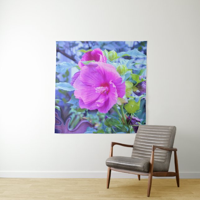 Tapiz Elegante Hibiscus rosa con oliage azul ondulado (In situ)