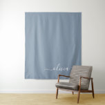 Tapiz Elegante Monograma moderno Minimalista azul turbio<br><div class="desc">Presentamos nuestra Dusty Blue Minimalista Monogram Elegant Collection: Eleva tu estilo con sofisticación y encanto intemporal. Nuestra colección presenta diseños minimalistas en un suave y polvoriento matiz azul, realzados con elegantes monogramas adaptados a su gusto personal. Desde la papelería refinada hasta los accesorios versátiles, cada pieza de nuestra colección está...</div>