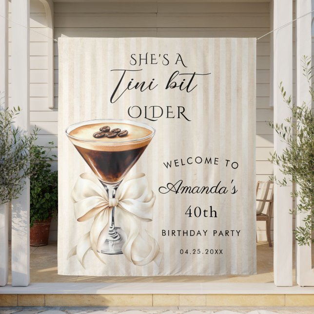 Tapiz Ella es un poco mayor Fondo para Martini de Espres (She's a tini bit older Espresso martini birthday backdrop)