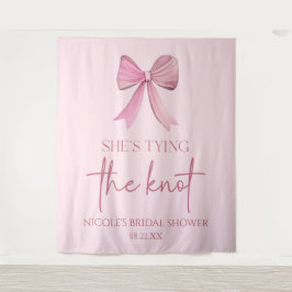 Tapiz Ella está atando la ducha de novias rosada Knot