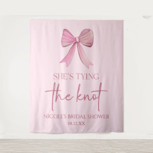 Tapiz Ella está atando la ducha de novias rosada Knot
