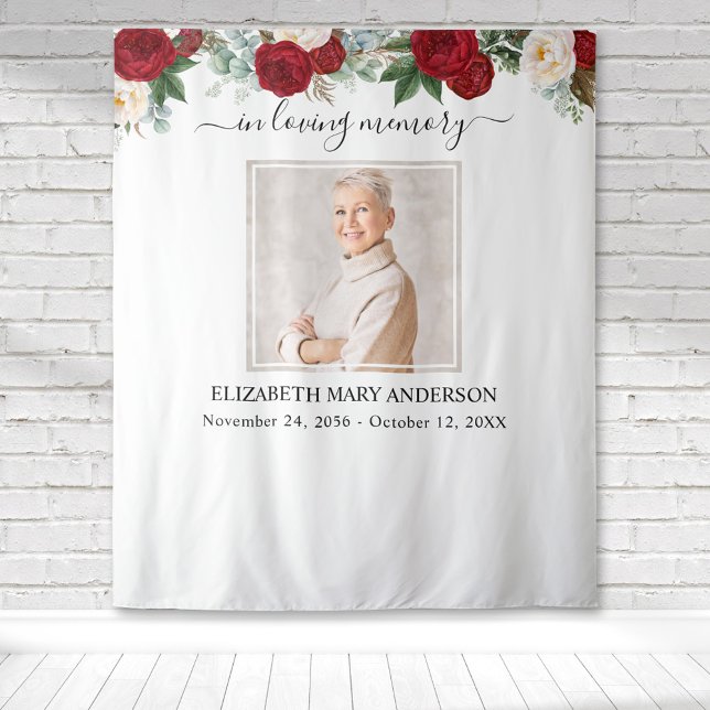 Tapiz En memoria amorosa Foto: Monumento conmemorativo d (Red and white rose watercolor floral botanical memorial tapestry to honor your loved one.)