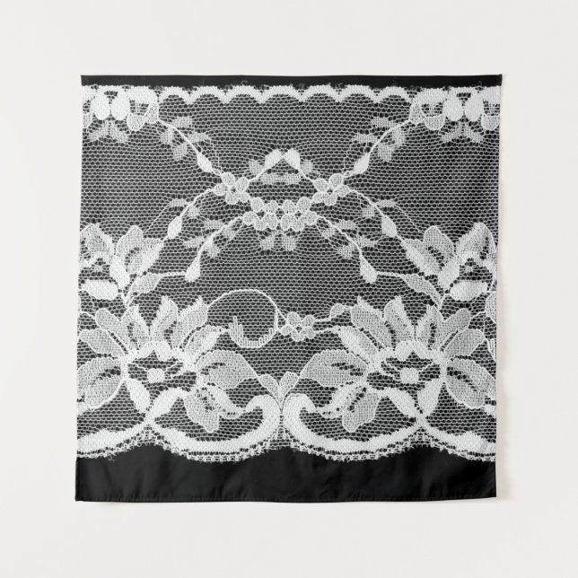 Tapiz Encaje floral blanco sobre un fondo negro. (Anverso)