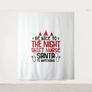 Tapiz Enfermera de turno nocturno que Santa está observa