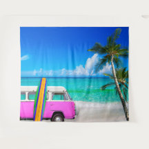 Escena de playa con camioneta rosa Fuchsia y Surfb