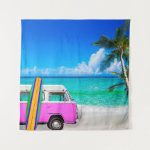Escena de playa con camioneta rosa Fuchsia y Surfb