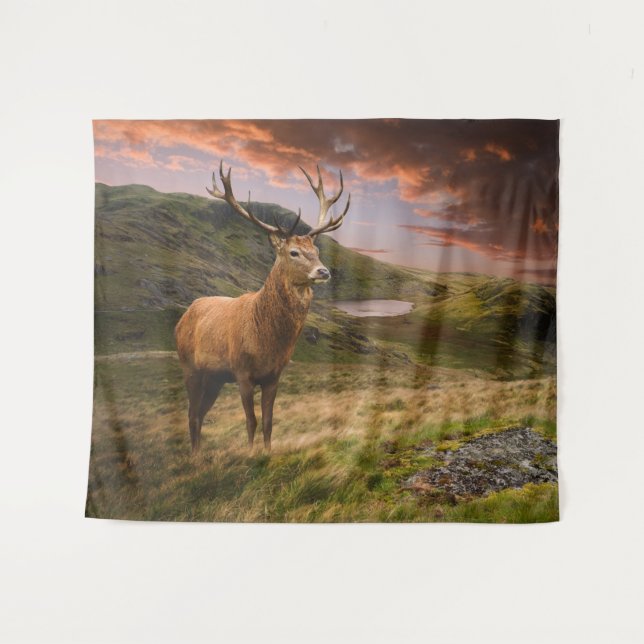 Tapiz Estacionamiento de ciervos rojos en un paisaje mon (Anverso (horizontal))