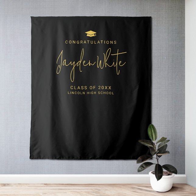 Tapiz Fiesta de Grad con nombre de script moderno simple (Black & Gold Simple Modern Script Name Grad Party Tapestry)