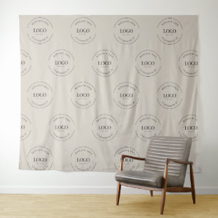 Tapiz Fondo beige de paso y repetición con logotipo blan