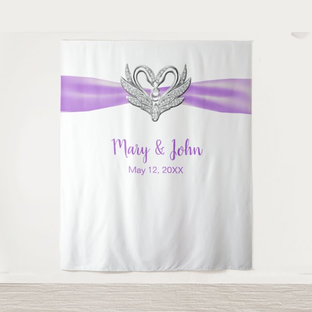 Tapiz Fondo Boda de cisnes plateados de cinta morada (Anverso)