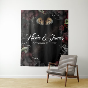 Tapiz Fondo de boda de cráneos góticos rosas rojas y neg