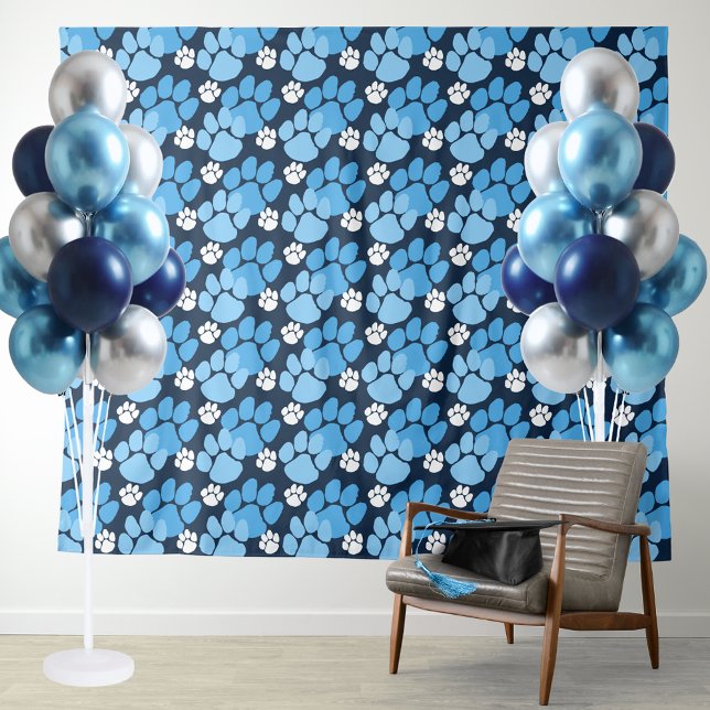 Tapiz Fondo de huella de trazo repetitiva azul y marina  (Baby Blue and Navy Blue Pawprint Repeating Background for Photo booths, backdrops and more!)