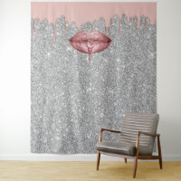Fondos plateados con labios goteando rosa oro
