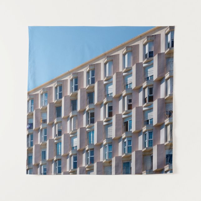 TAPIZ FOTO DE BAJO ÁNGULO DEL EDIFICIO DE CONCRETO GRIS (Anverso)