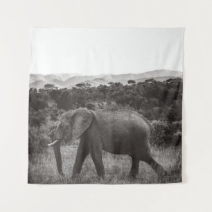 TAPIZ FOTO DE GRAYSCALE DE ELEFANTE GRIS CERCA DE ÁRBOLE