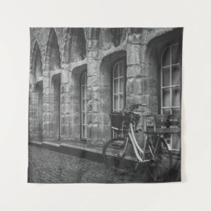 TAPIZ FOTO DE GRAYSCALE DE LA BICICLETA ESTACIONADA JUNT