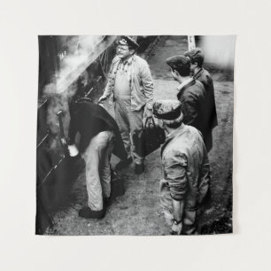 TAPIZ FOTO EN GRAYSCALE DE HOMBRES PARADOS AL LADO DEL T