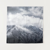 FOTOGRAFÍA AÉREA DE MONTAÑA GRIS Y NEGRA