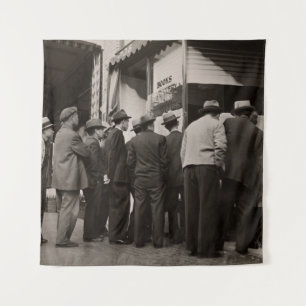 TAPIZ FOTOGRAFÍA DE GRAYSCALE DE HOMBRES PARADOS CERCA D