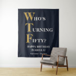 Tapiz Funny 50th Birthday WTF Oro Azul de la Marina Humo<br><div class="desc">¡Celebra tu cumpleaños número 50 con estilo y humor! En un fondo azul marino, la gran tipografía dorada y blanca dice "¿Quién cumple los 50?" con el WTF en oro. Debajo, puedes personalizar el mensaje Feliz Cumpleaños con tu propio nombre y fecha de cumpleaños. Único y perfecto para las celebraciones...</div>