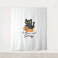 Gato negro travieso con ojos verdes brillantes en 