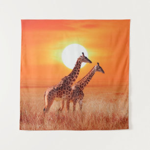 Tapiz Giraffe en la sabana africana contra el agua