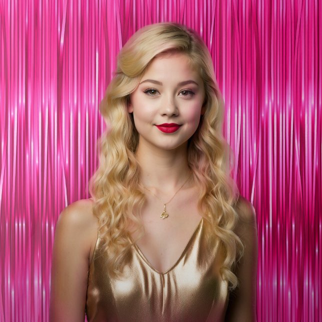 Tapiz Girly Hot Pink Selfie Faux Tinsel fondo (Mockup of teen girl standing in front of backdrop.)
