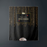 Tapiz Gold Casino Royale 30th Birthday Photo Booth<br><div class="desc">¡CUALQUIER EVENTO! Diseño real, romántico, vintage Casino Royale temática. Cuenta con encantadoras luces de cuerda, fuentes vintage, sobre un fondo negro con confeti dorado, un par de dados, juegos de cartas con bordes dorados, juego de cartas. Utilice la herramienta Personalize para agregar su información. Para más información, visita por favor...</div>