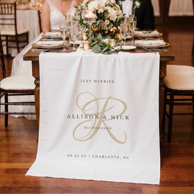 Tapiz Gold Minimalistic Monogram Just Married Reception (Subido por el creador)
