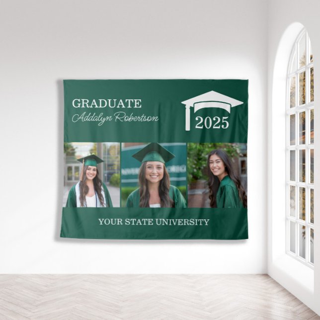 Tapiz Gorrito de graduación de la foto 3 verde Clase 202 (Green and white 3-photo graduation party wall tapestry.)