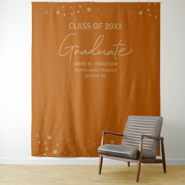 Tapiz Graduación Modern Graduate Script Orange Gold (In situ)