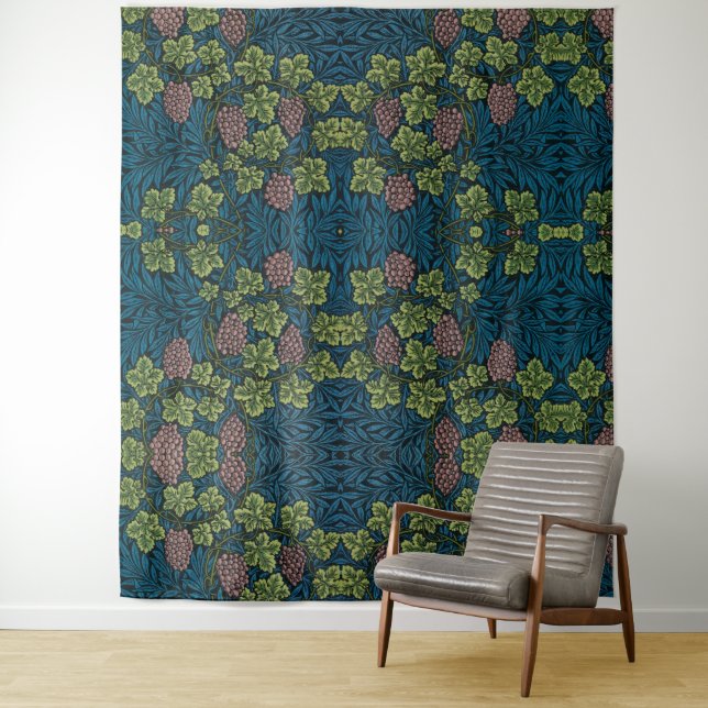 Tapiz  Grapevines with clusters of pink grapes  (In situ)