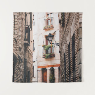 TAPIZ GRAY CONCRETE ALLEY DURING DAYTIME