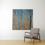 Tapiz Gustav Klimt Beech Tree Forest Grove<br><div class="desc">Se basa en obras de arte clásicas de pintura natural de Gustav Klimt, Beech Grove 1, 1902. La obra representa un denso bosque de abedules altos y delgados, con troncos pálidos marcados por líneas oscuras y verticales. El follaje está pintado en tonos azules, verdes y amarillos, lo que añade una...</div>