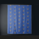 Tapiz HANUKKAH | Perinola | ESTRELLA DE DAVID | Menorá<br><div class="desc">Elegante y con estilo, telón de fondo de BENDICIONES DE HANUKKAH para tus cabinas fotográficas de FIESTAS. El diseño muestra una MENORÁ de color dorado con ESTRELLA DE DAVID multicolor y PERINOLA de color gris plateado, en un sutil efecto de baldosas sobre un fondo AZUL MEDIO. En la parte superior...</div>