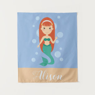 Tapiz Hermosa sirena con cabello rojo nadando en el océa