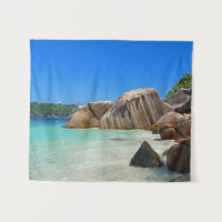 Hermoso mar tropical con una playa rocosa