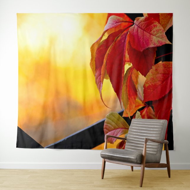 Tapiz Hojas rojas de vid, enrejado de jardín, fondo amar (In situ (horizontal))