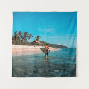 Tapiz Hombre sostiene tabla de surf en cuerpo de agua