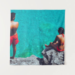 Tapiz Hombre y mujer sentados en la roca cerca del cuerp