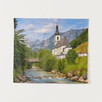 Iglesia de montaña con paisaje arrollado