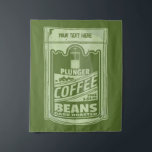 Tapiz Ilustracion de empaque de alimentos de café pop de<br><div class="desc">Un ilustracion de arte pop con bolsitas verdes llenas de café con émbolo. Diseño para los amantes del café. Es parte de mi colección de comida de arte pop. El paquete de café es verde y tiene texto de personalizable.</div>
