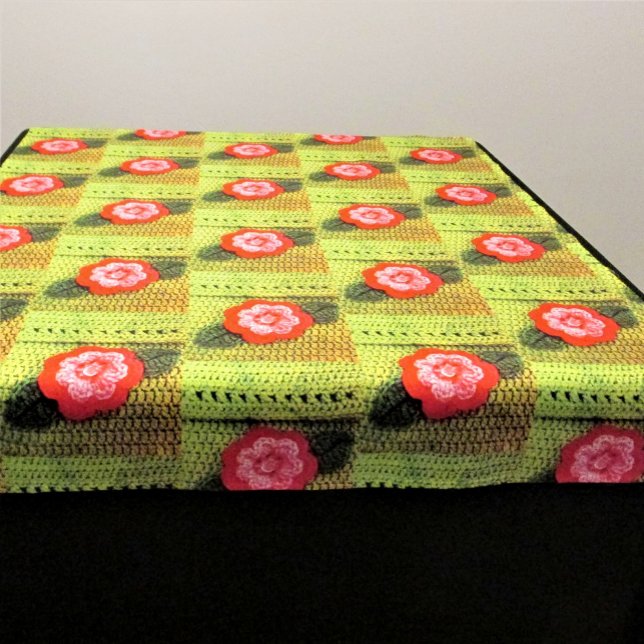 Tapiz Impresión de crochet de artista floral verde dorad (Decorative tapestry can be used on walls table & other furniture. Floral Crochet by Delores Chamblin)