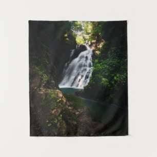 Tapiz Impresionante cascada Šum en un bosque mágico