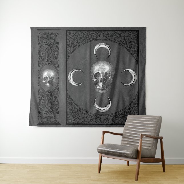 Tapiz La brujería florece | Calavera gris oscuro y luna (In situ (horizontal))