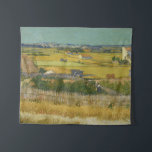Tapiz La cosecha de Vincent van Gogh<br><div class="desc">Vincent van Gogh creó "La cosecha" en 1888,  mientras estuvo en Arles y consideró el trabajo como una de sus piezas más exitosas. El medio que usó para el trabajo es aceite sobre lienzo. El trabajo original se muestra en el Museo van Gogh de Amsterdam.</div>